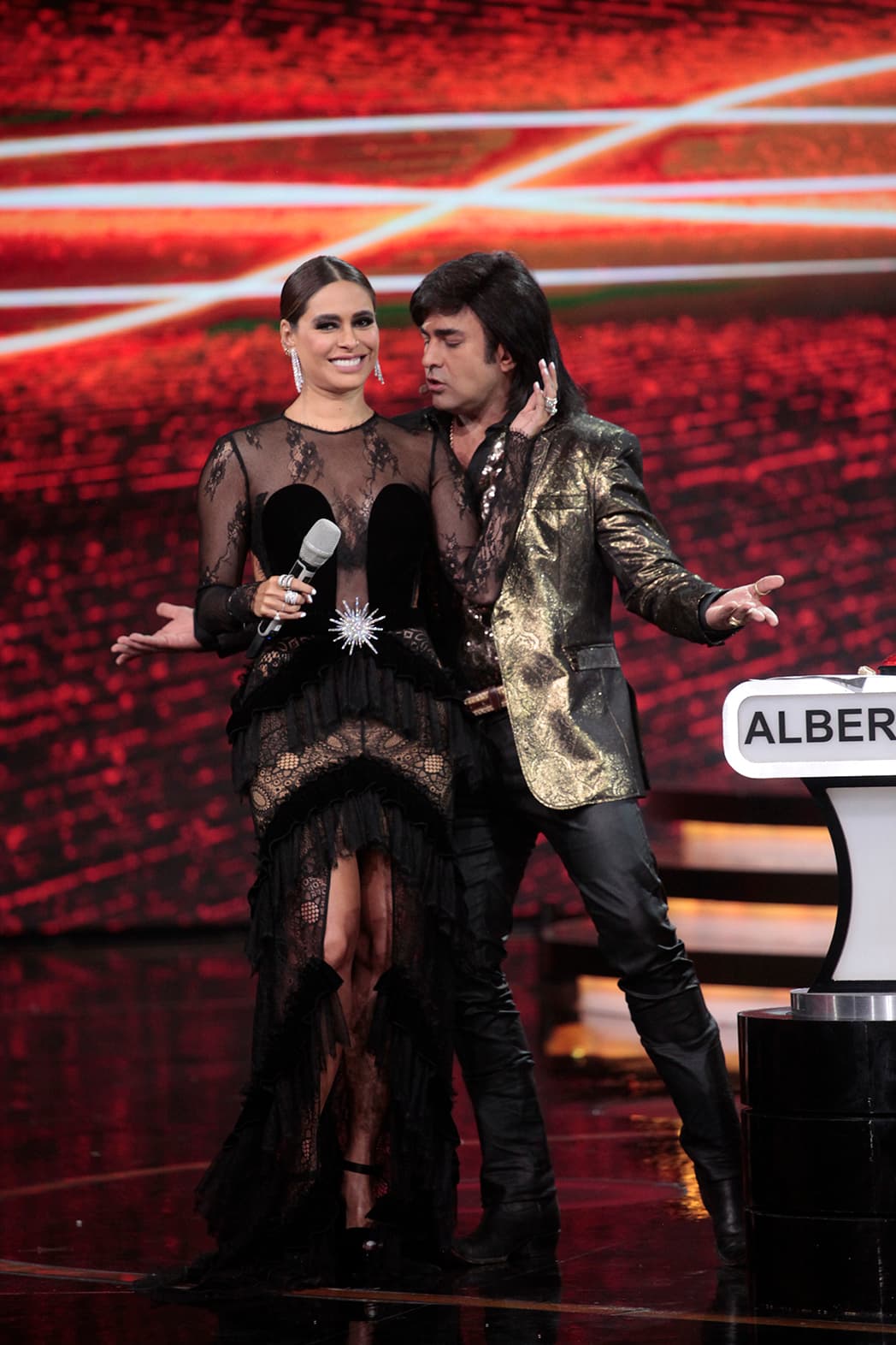 Cuando Galilea pidió una canción que incluyera la palabra "ojos" dentro de su letra, Albertano no dudó en demostrar su talento vocal con el tema 'Ojos así' de Shakira, el cual bailó para la conductora.