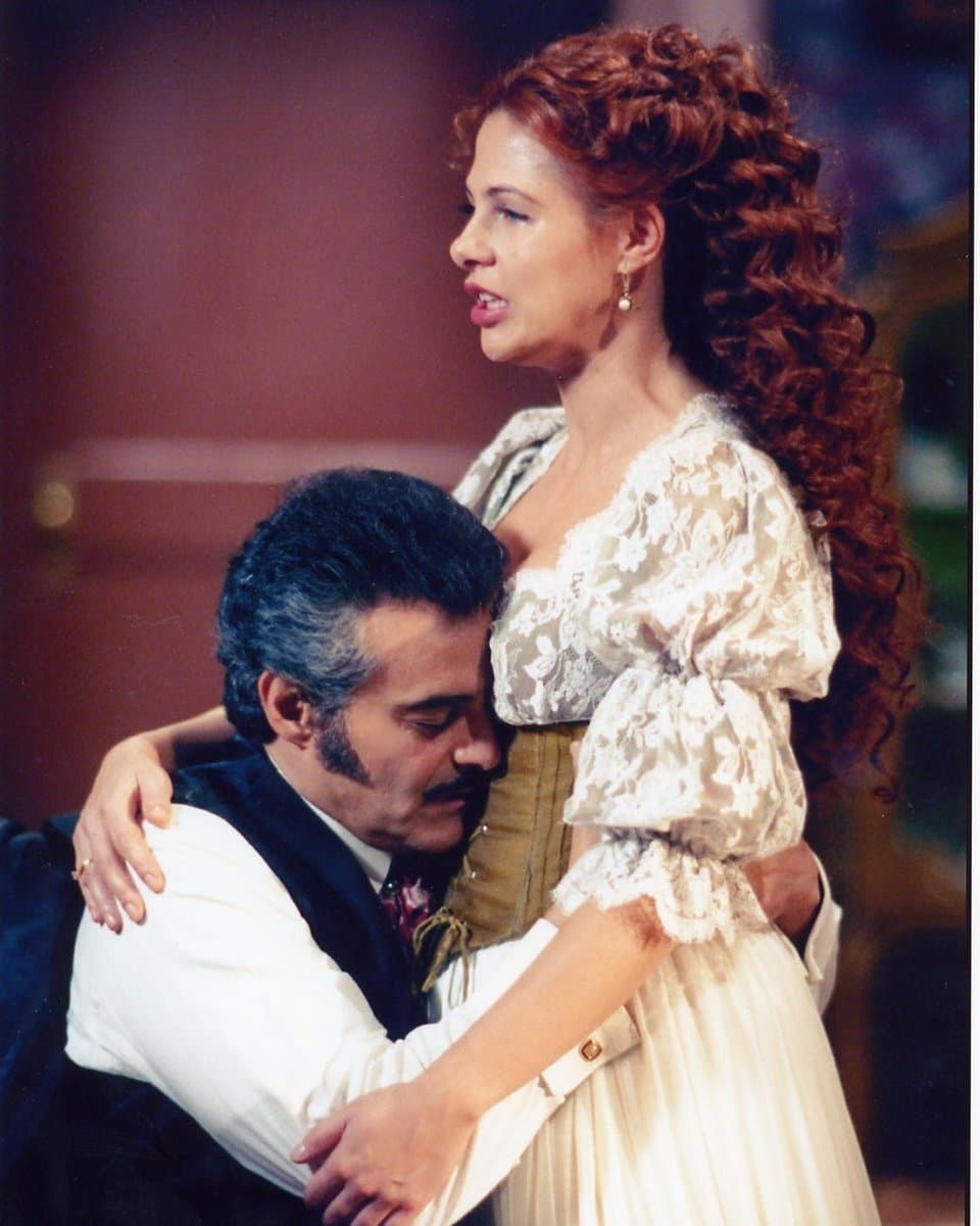 Gonzalo Vega fue un galán de época en Alondra, telenovela producida por Carla Estrada. Bruno, su personaje, era un hombre casado que caía rendido ante los encantos de la bella Alondra (Ana Colchero).