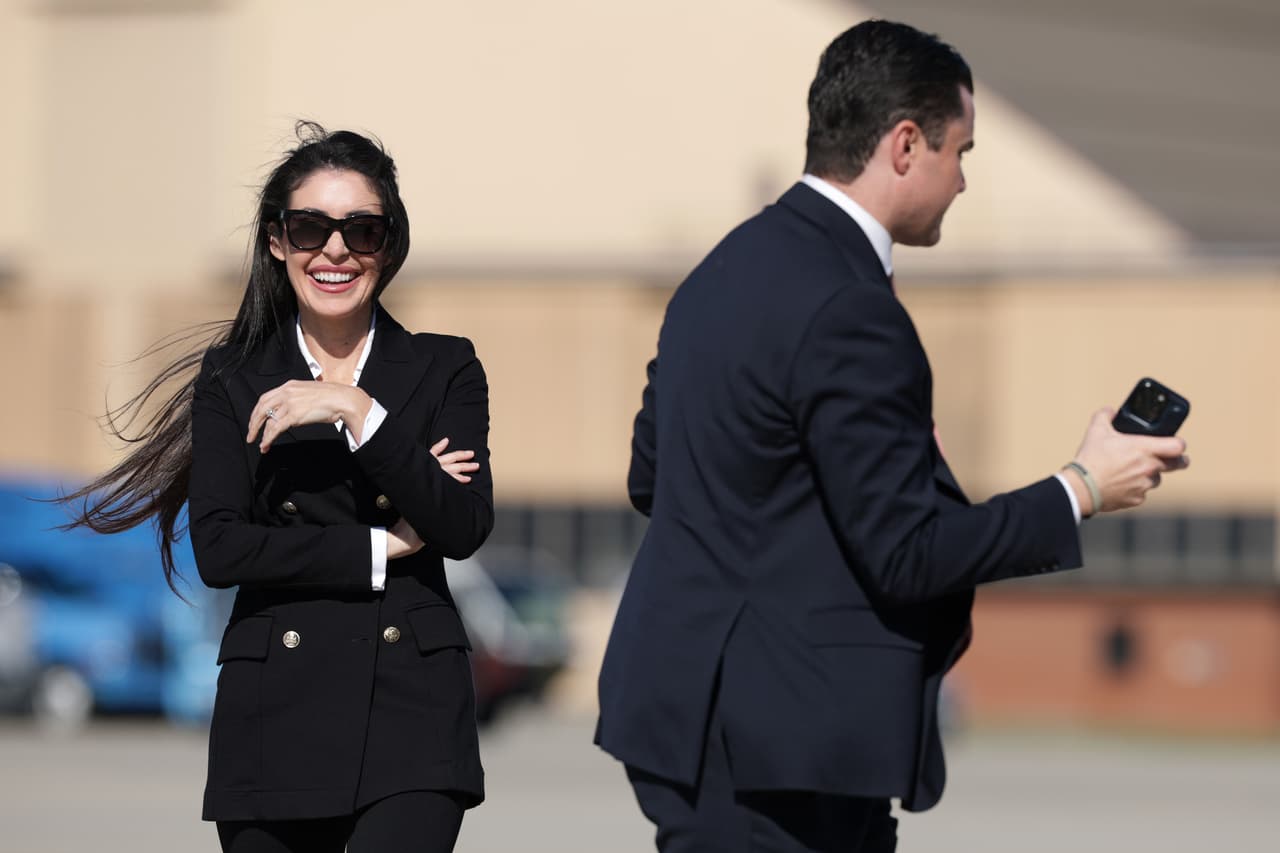 <b>Anna Paulina Luna acompaña la actividad política de Trump en Florida:</b> La congresista republicana Anna Paulina Luna estuvo presente durante la visita de Trump a Fort Myers, en un acto de campaña celebrado días antes de las elecciones de medio mandato. Su participación sitúa a una de las figuras republicanas de Florida en el entorno político del presidente durante la movilización electoral.
<br>