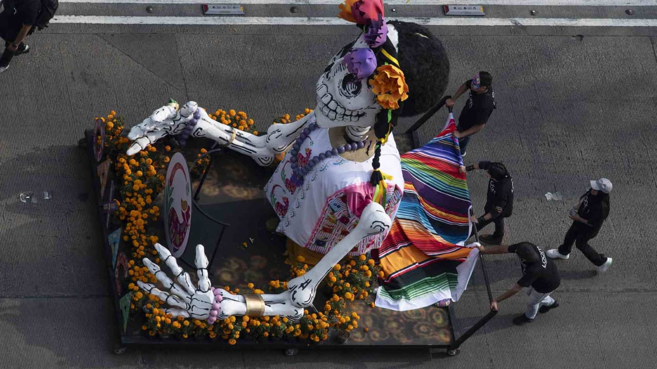 En imágenes: las imponentes carrozas que desfilaron por el Día de Muertos en México