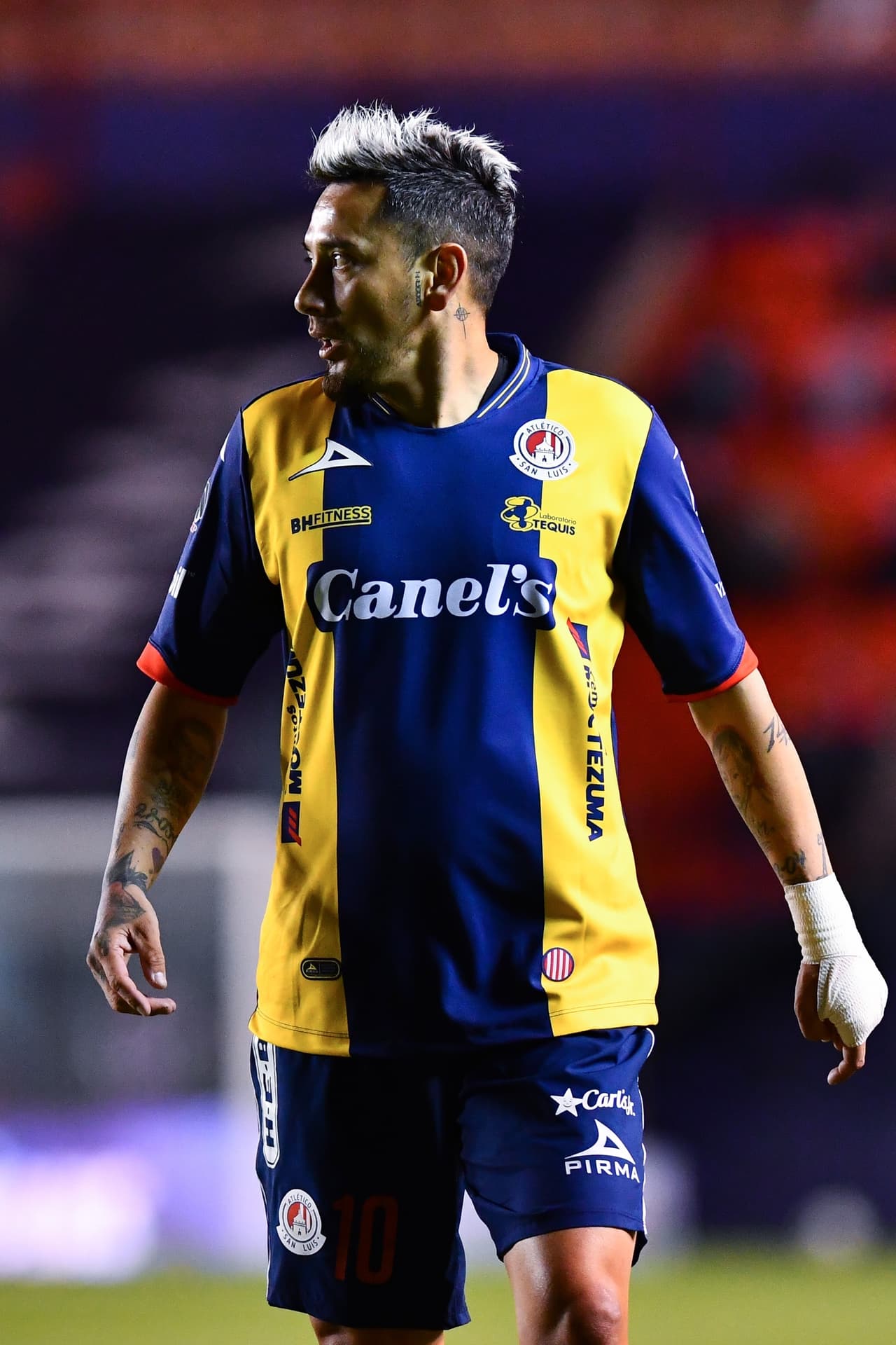 A sus 38 años, Rubens Sambueza protagonizó el ataque de San Luis y motivó al equipo a adelantar líneas para buscar la primera anotación del juego.