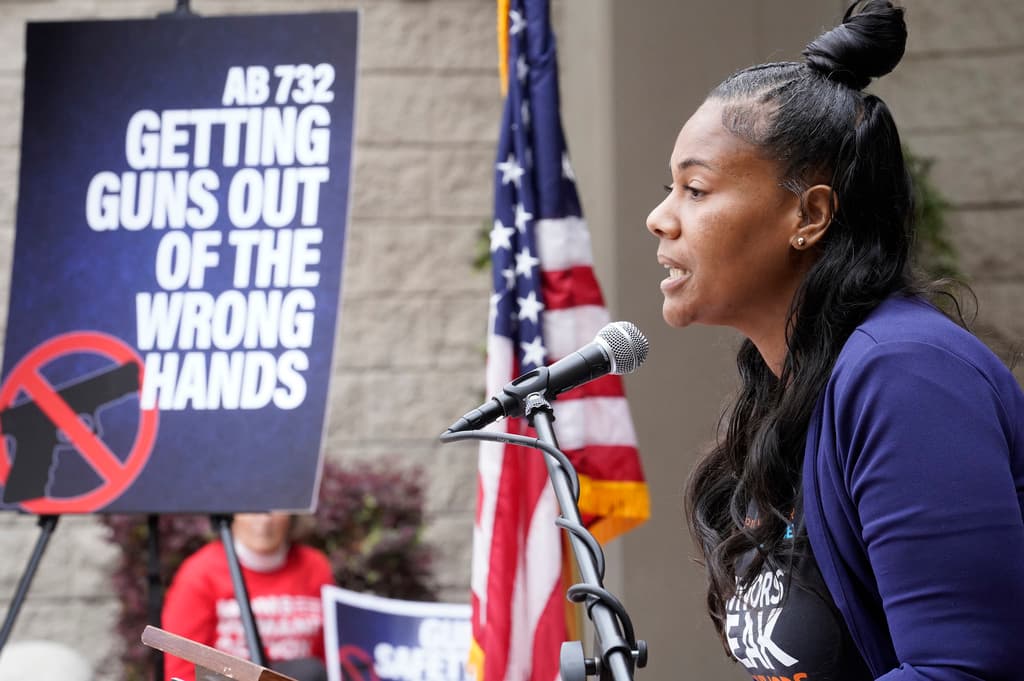 Lanaisha Edwards, sobreviviente a un tiroteo masivo, también aguarda esperanzada por la aprobación de las medidas.