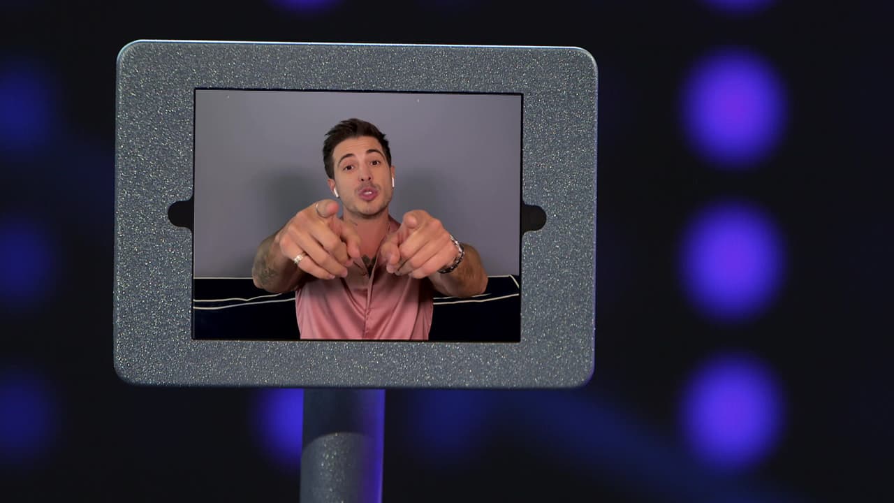 En la gala pasada, Llane estuvo presente en la competencia de manera virtual a causa del covid-19. Los síntomas en él fueron mínimos y este domingo marcará su regreso al escenario de TCMS.