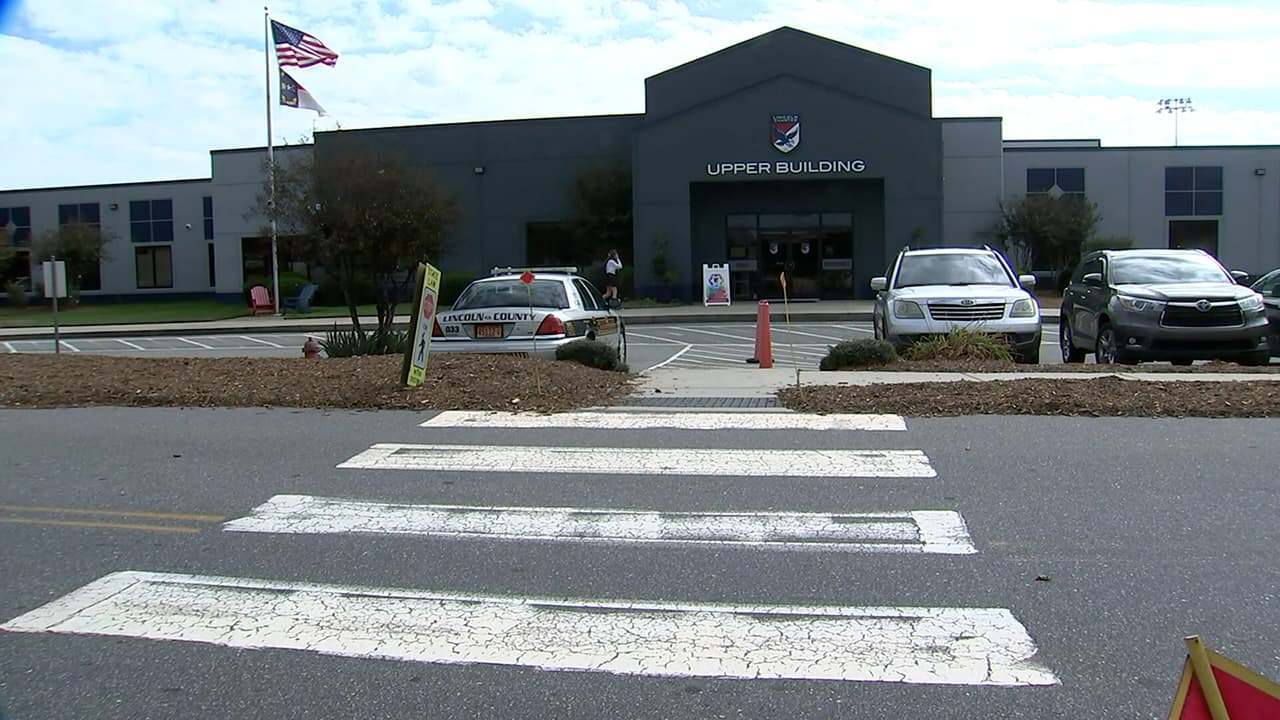 Estudiantes graban videos con comentarios racistas en una escuela para un reto de TikTok