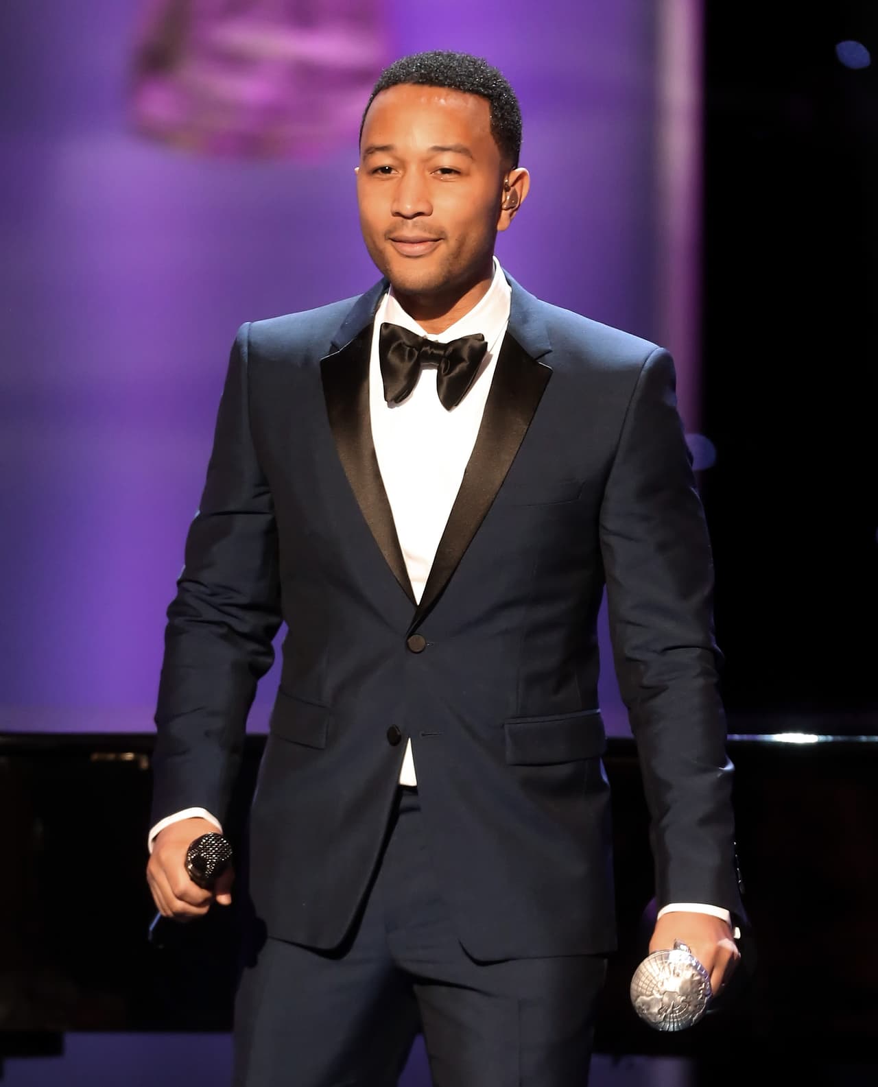 El reconocido cantante,
<b> John Legend, </b>será el encargado de amenizar la noche en el Gimnasio Nacional José Adolfo Pineda, en San Salvador, donde desfilarán las concursantes.
<br>