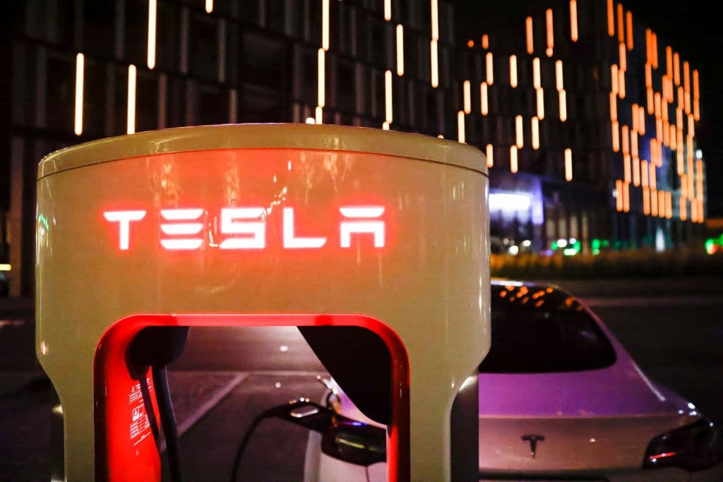 Su compañía de automóviles, Tesla, controla dos tercios del mercado multimillonario de vehículos eléctricos en el que fue pionera y está valorada en un billón de dólares.