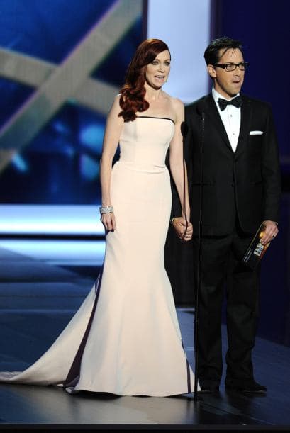 Los trajes que lucieron las damas en los Premios Emy demuestran que el arte de llamar la atención estaba concentrado en llevar y lucir cada pieza, regia, con detalles inesperados, como un toque de color o simplicidad de líneas. Telas suaves o flotantes, colores sosegados o llamativos, diseños sobrios o atrevidos. Míralos todos y ¡copia lo que más te guste!, ahora llega la temporada de fiestas y tú puedes lucir como las estrellas.