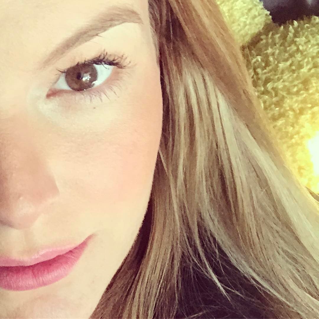 También publicó una fotografía en la que se dejó ver sin maquillaje y con un cutis de envidia.