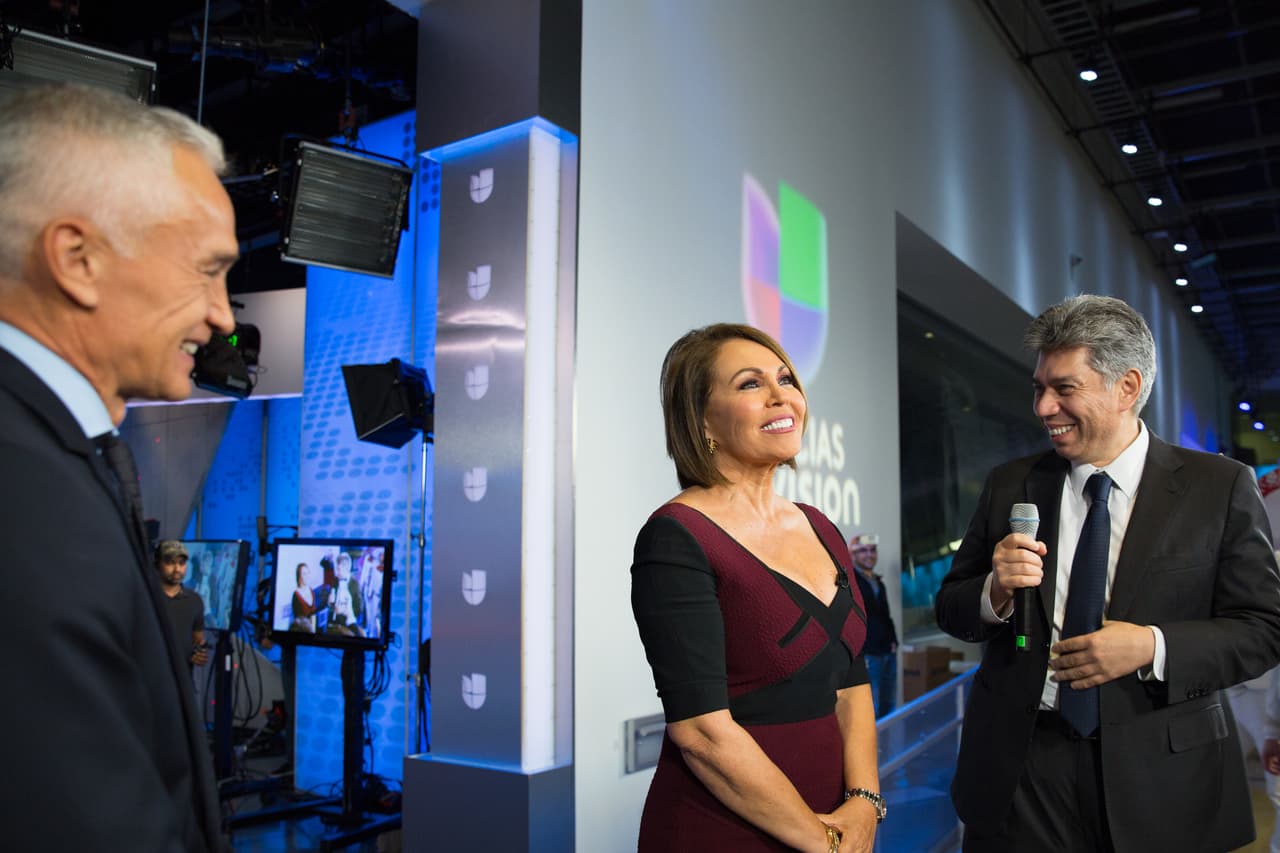 En un pequeño e informal acto, Jorge Ramos y el presidente de noticias, Daniel Coronell, alabaron el trabajo de María Elena en la cadena.