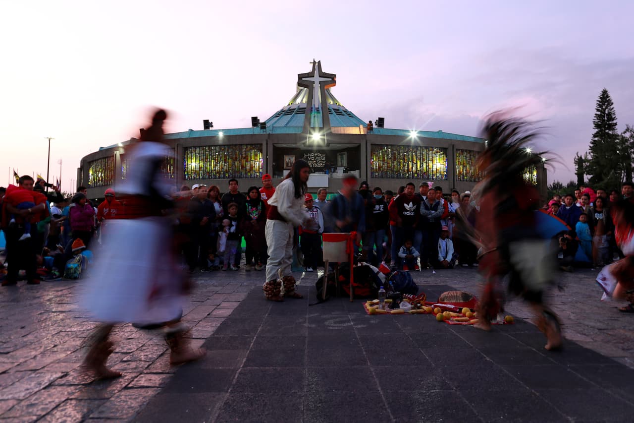 Los presentes entonaron 'Las Mañanitas' y danzaron como parte de este ritual anual en honor a la patrona de los católicos en México.