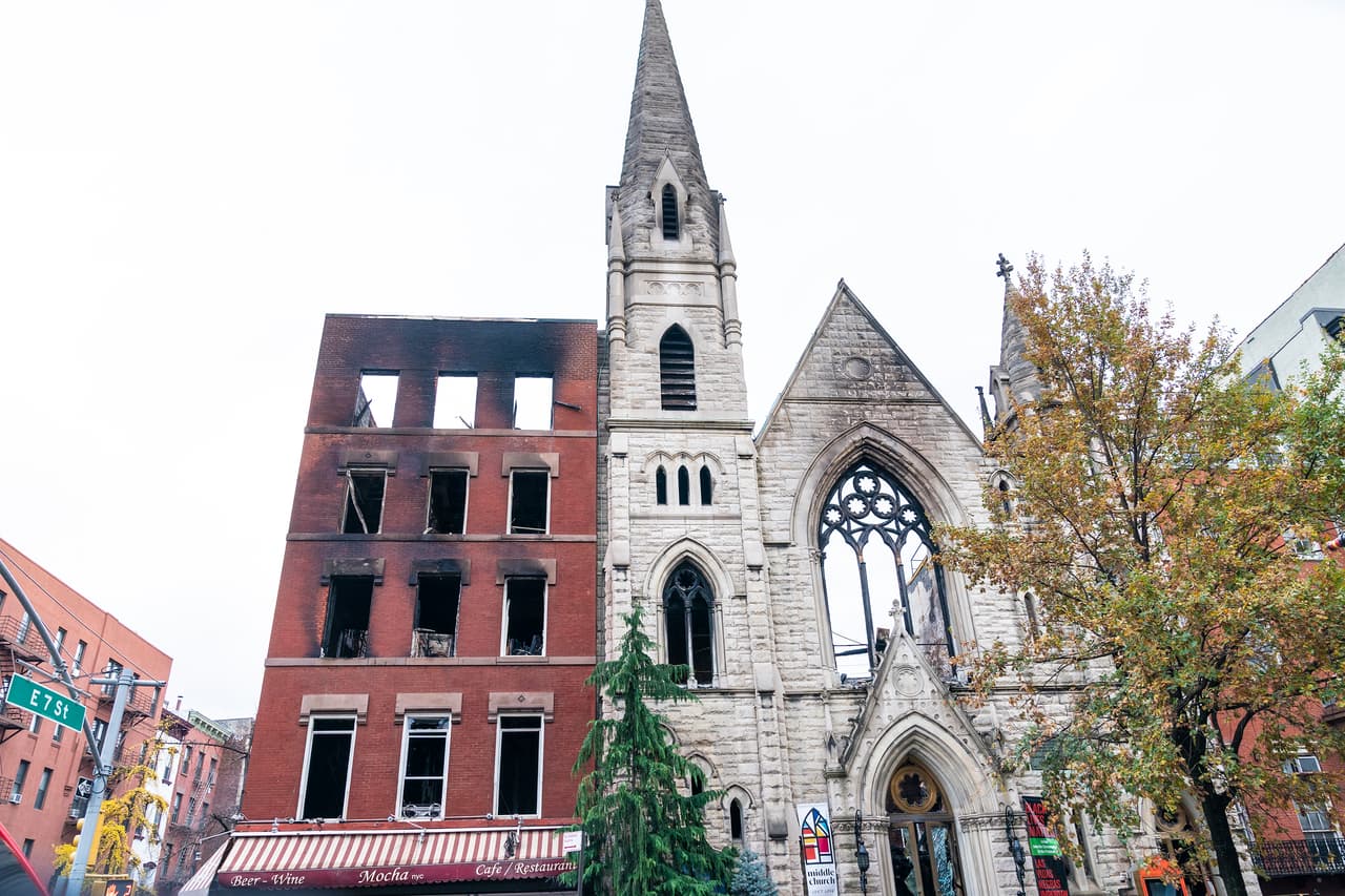 La causa del incendio del edificio vacío en el 47 de la calle East 7h Street está bajo investigación.