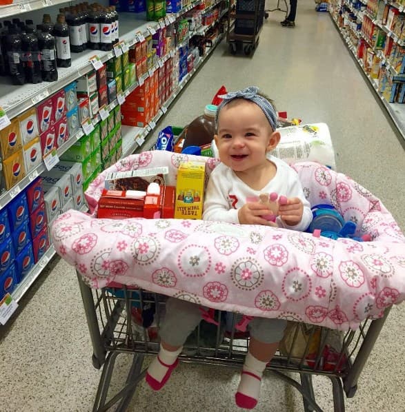 Hacer la compras es toda una aventura para Baby Michelle y se entretiene mucho paseando por todos los pasillos.