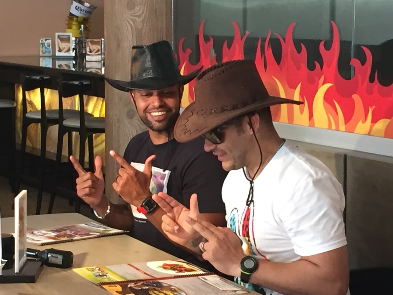 Y para bajar un poco la adrenalina, se fueron a alimentar la panza...¡con hamburguesas así de grandes!