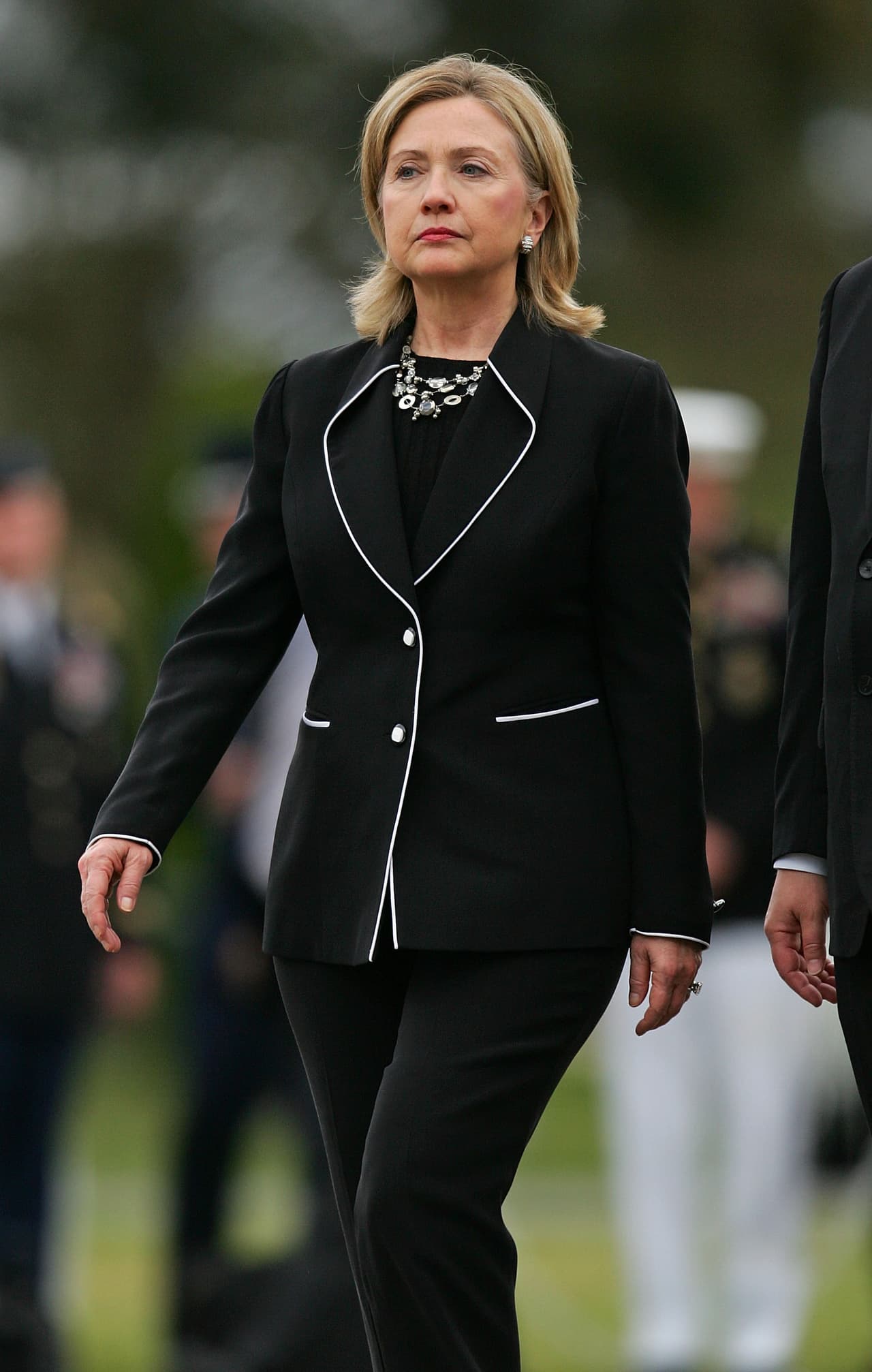 Haciendo un salto histórico, el negro en la Segunda Guerra Mundial se convirtió en el color de los uniformes de las fábricas, el que escondía el mugre y la miseria, de ahí que la servidumbre y sus uniformes siempre se identificaran con este color. Una relación que cambiaría radicalmente con la entrada del siglo XX en donde se ha catapultado como la quintaesencia de la elegancia como lo ha dejado ver muchas veces Hillary Clinton.