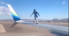 Un hombe burla los filtros de seguridad de un aeropuerto y se sube al ala de un avión a punto de despegar 
