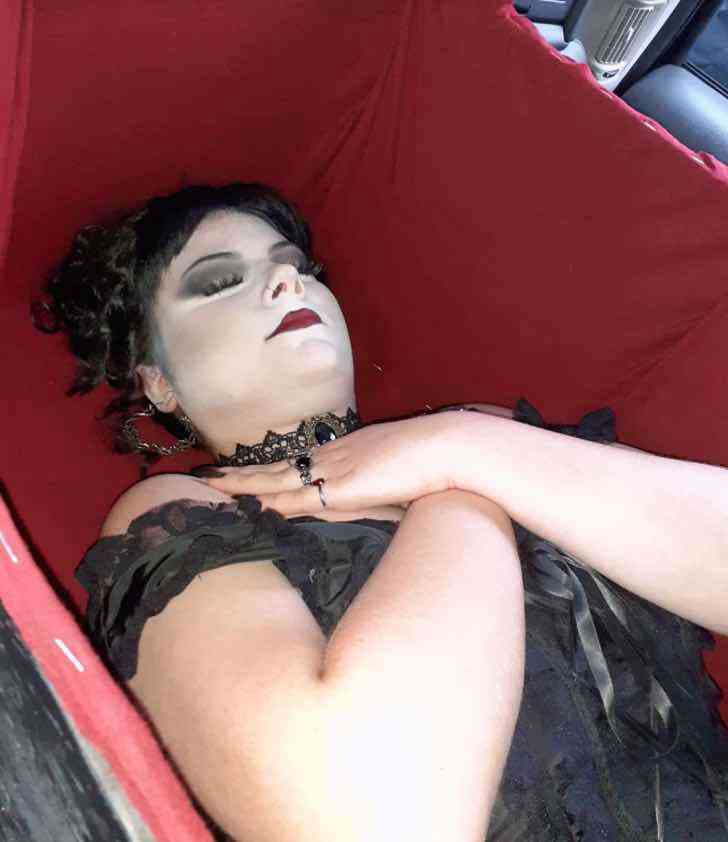 Llegó en ataúd a su graduación.