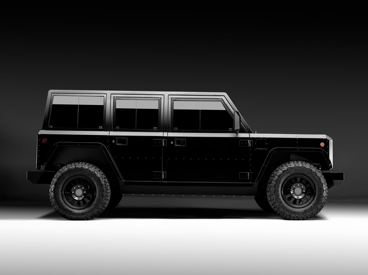Bollinger Motors planea fabricar sus modelos B1 y B2 con los que pretende conquistar el segmento de las SUVs y pickups. Ambos modelos son motivados por motores eléctricos y cuentan con atractivas características para dominar hasta los terrenos más desafiantes.