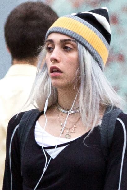 La atrevida jovencita optó por unirse a la nueva moda de teñirse el cabello de color grisáceo.