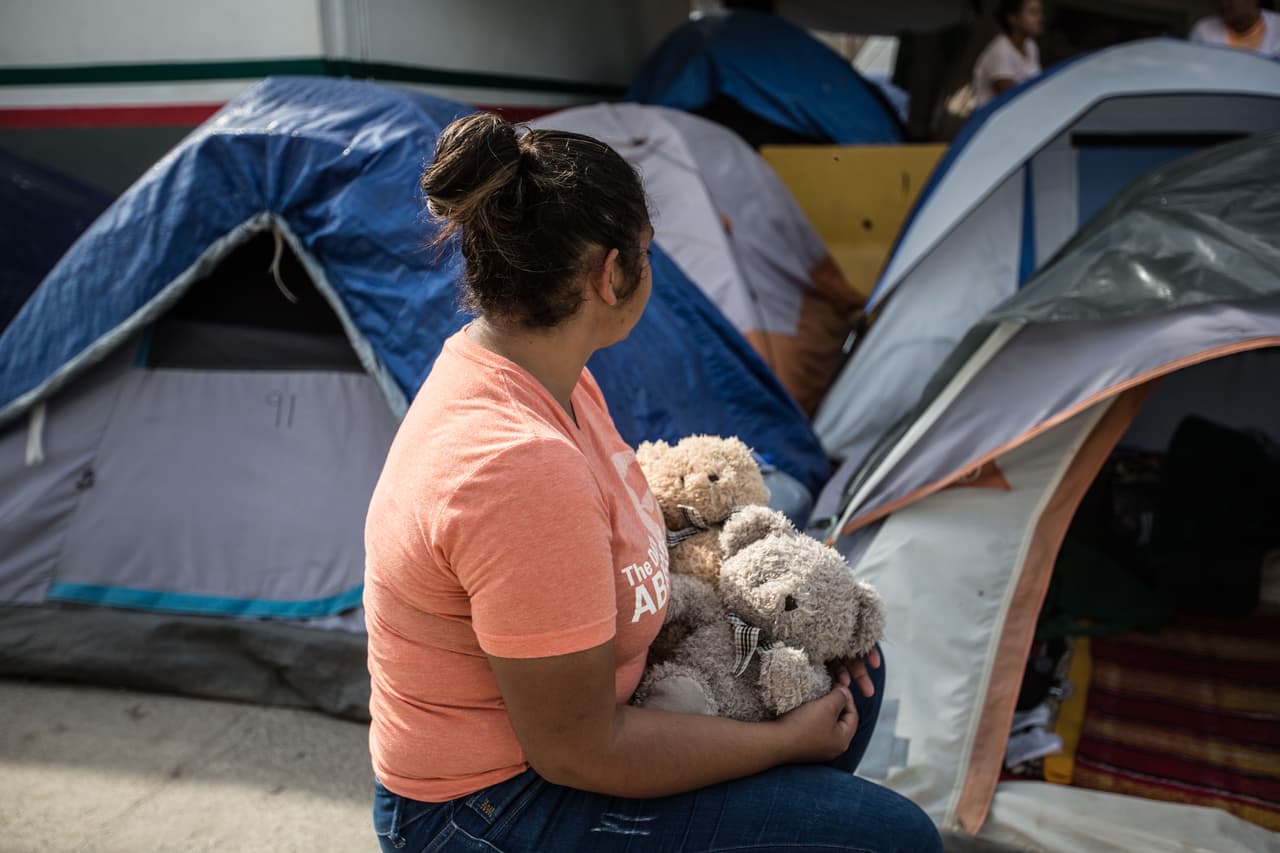 Alexandra hugs the stuffed toys left by her children, five and six years old. Last week, she sent them across the international bridge that links Matamoros in Mexico and Brownsville in Texas, so they could turn themselves in to U.S. immigration officials. 
<br>