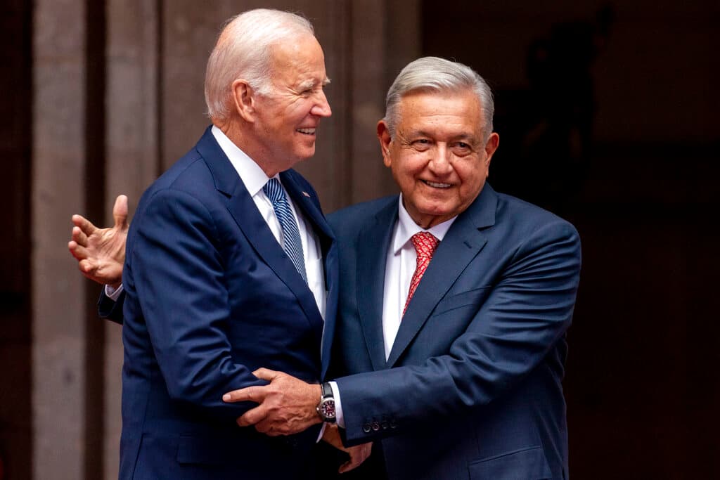 Entre tensas declaraciones y cálidos abrazos: así fue el primer encuentro entre Biden y AMLO en México
