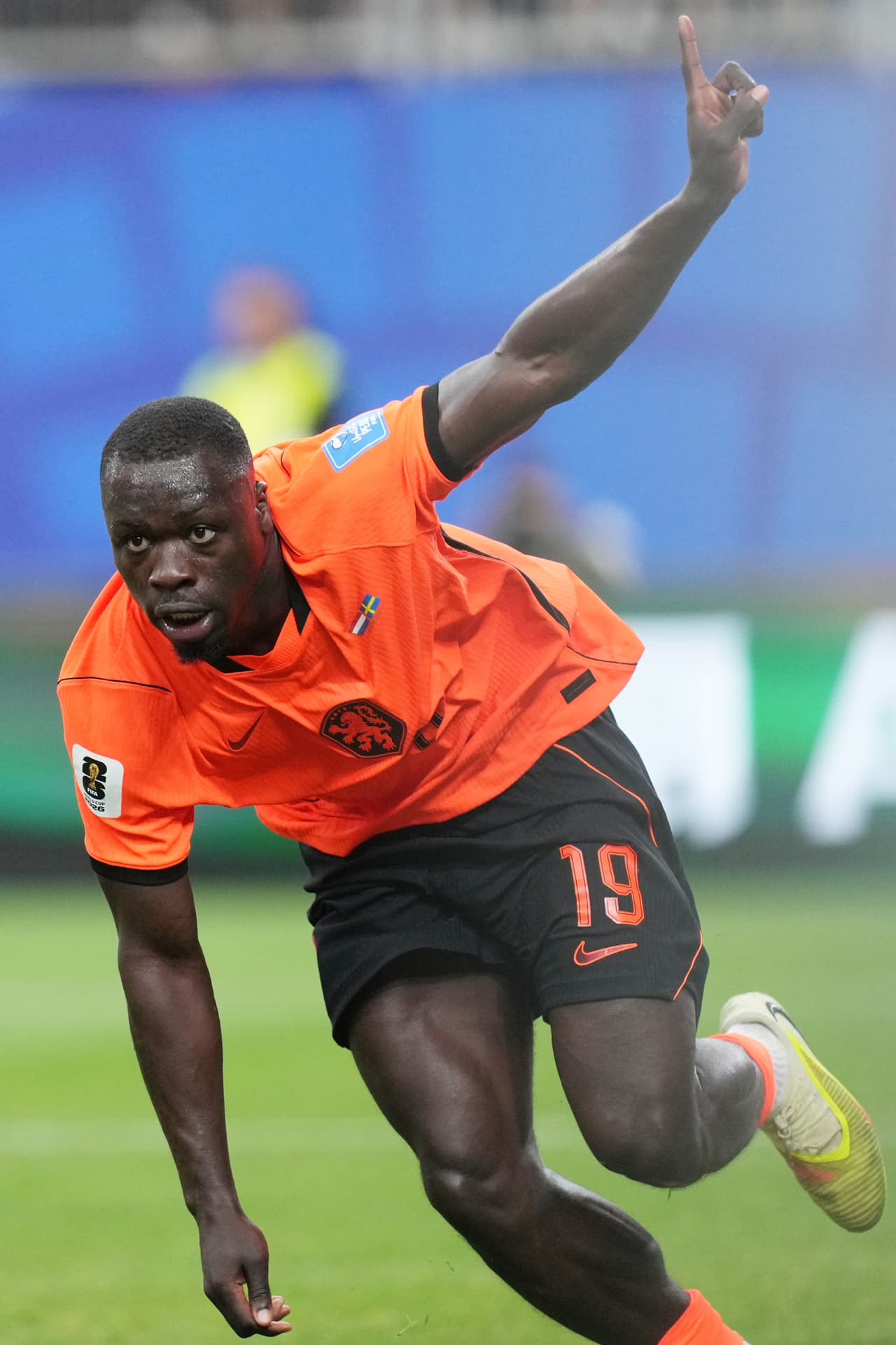 Brian Brobbey festeja su segundo tanto.