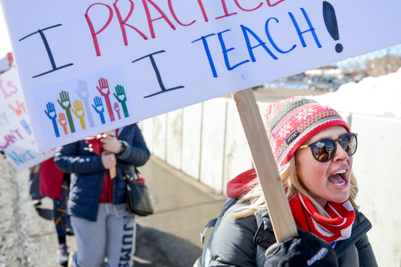 ¿Por qué se declaran en huelga los maestros en Estados Unidos? 