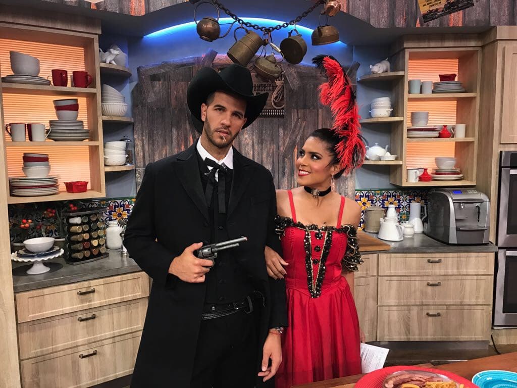 ¡Arriba las manos! Estamos seguros que nadie pondrá resistencia a nuestro Chef Jesús.