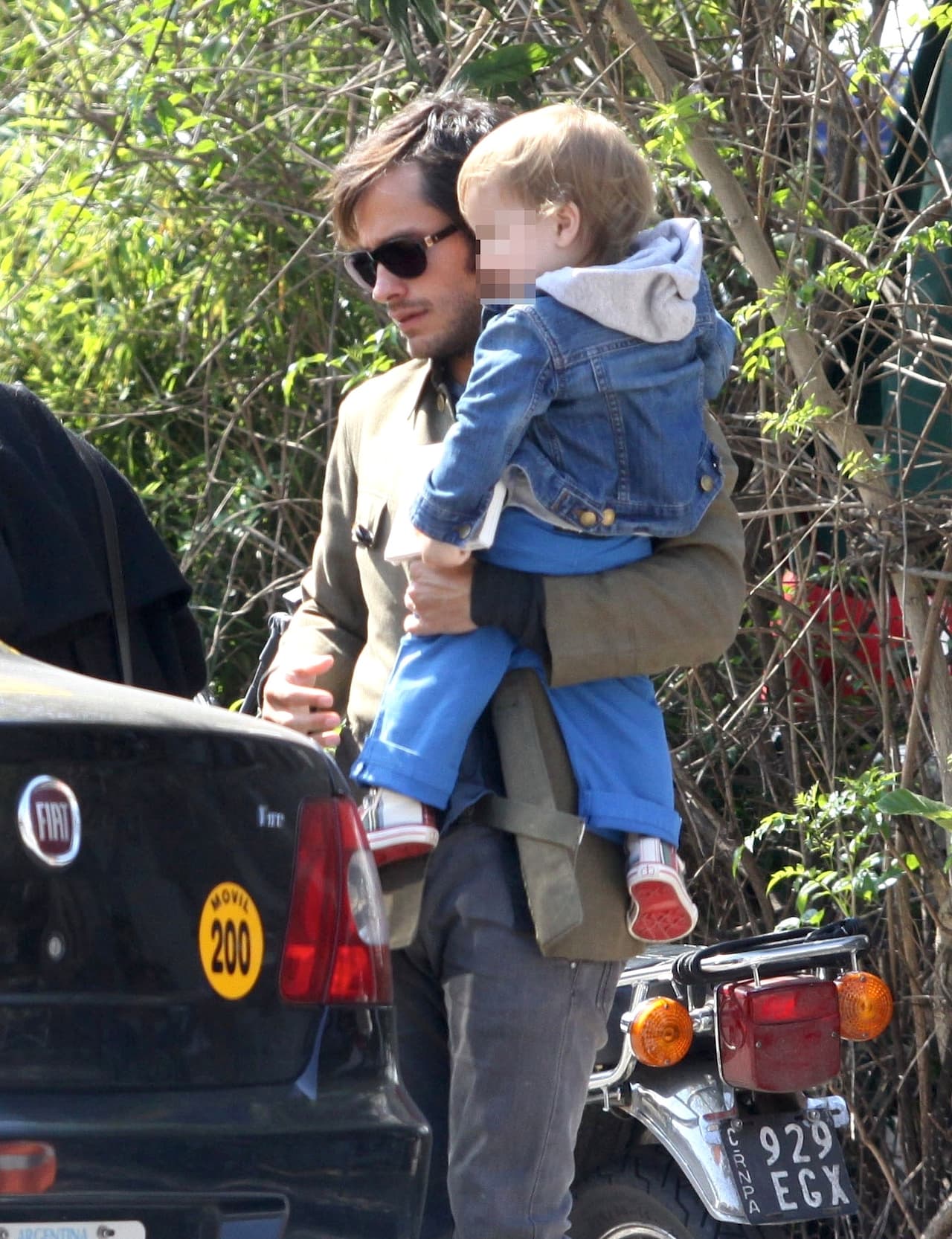 <b><a href="http://www.univision.com/temas/gael-garcia-bernal">Gael </a></b>se convirtió en padre de un niño y una niña, esto junto a su expareja, la también actriz Dolores Fonzi, los pequeños llevan por nombres Lázaro y Libertad.