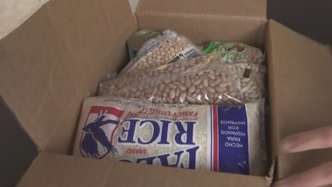 Quienes deseen donar alimentos no perecederos, agua, enlatados y demás productos pueden acercarse este lunes al estacionamiento del supermercado El Rancho, en el 10020 Marsh Lane, en Dallas. Asimismo, este martes, podrán realizar los aportes en el 3220 al norte Main Street, en Fort Worth.