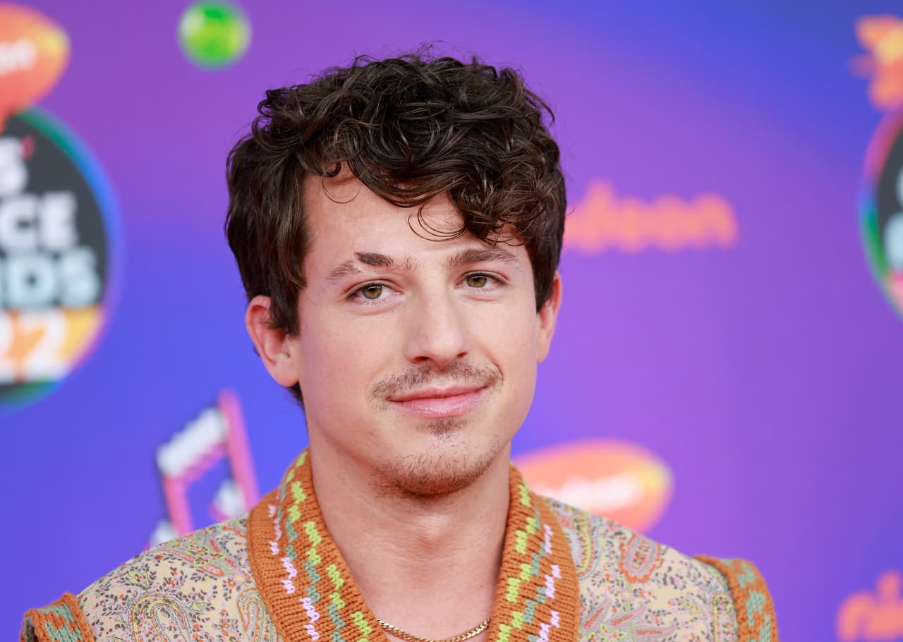 <b>#3 Charlie Puth</b>
<br>En marzo de 2021, el cantante de ‘See you again’ recibió fuertes críticas por no tener un abdomen marcado y plano tras salir del gimnasio.