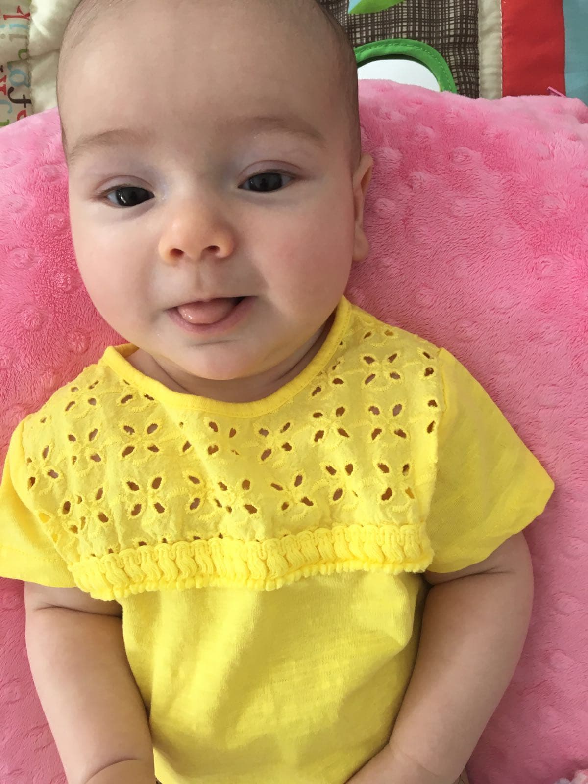 Los primeros balbuceos. Baby Alana ya platica con su mami.