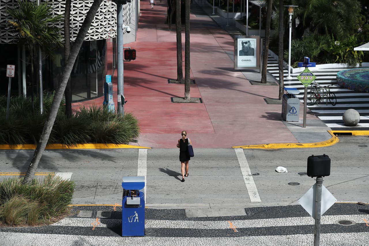 Esta es una imagen de Lincoln Road, uno de los sitios más icónicos de Miami Beach, siempre repleto de turistas y personas caminando, ya sea para sentarse en las mesas al aire libre de los restaurantes y bares, o porque van de compras.