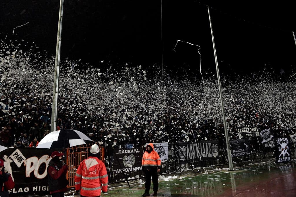 Hinchas del PAOK durante el juego ante Olympiakos