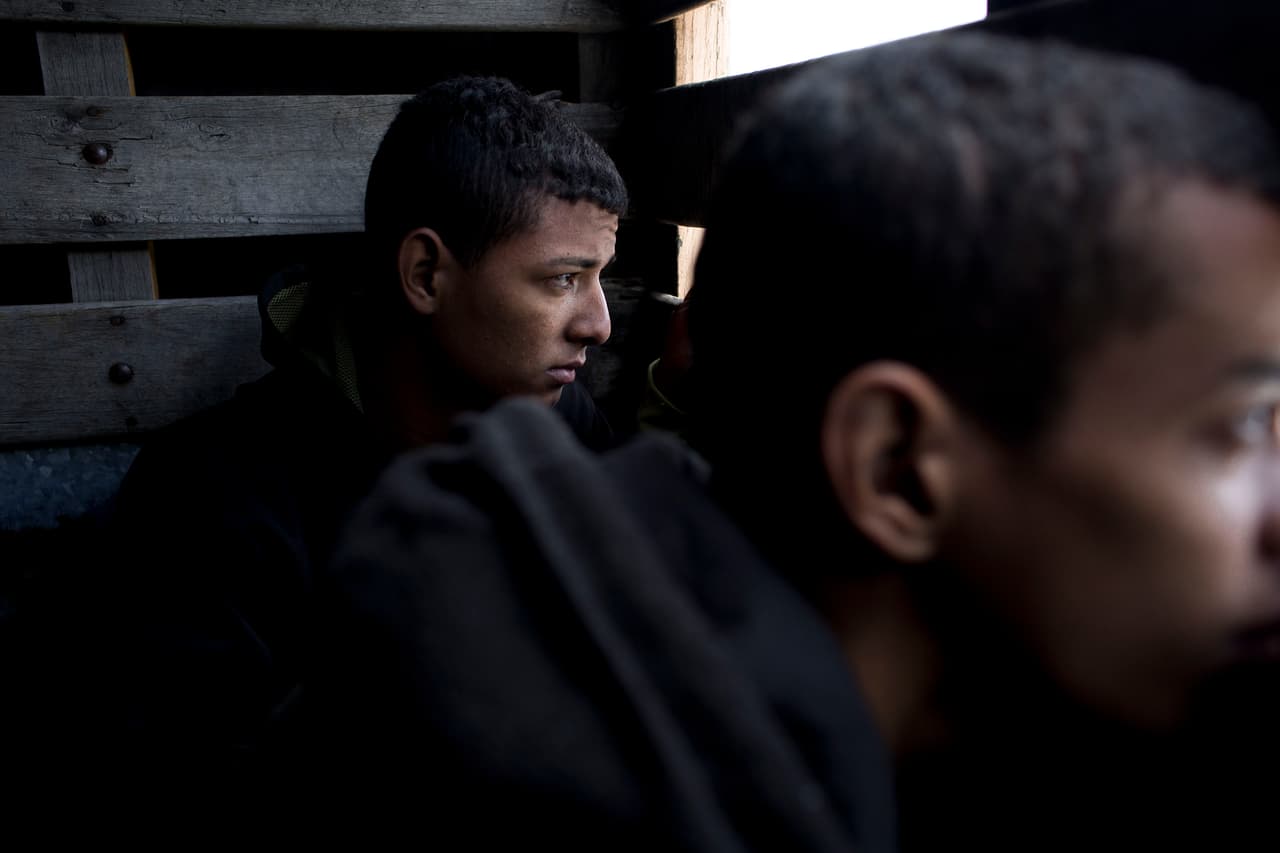 José Gorrea de 18 años de edad y originario del estado Carabobo observa el camino en la camioneta que le acerca a la ciudad de Quito, primera parada antes de retomar el viaje a Perú.