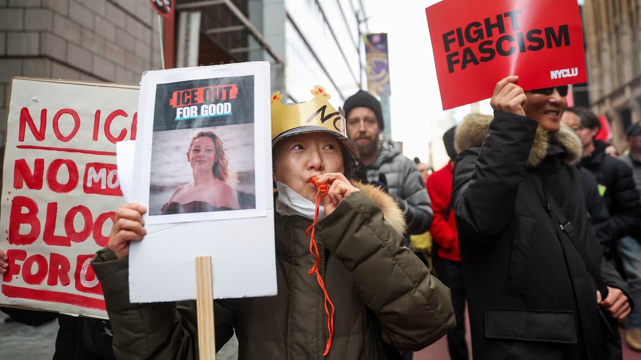 Miles marchan en Nueva York para exigir justicia por Renee Good y contra operaciones de ICE