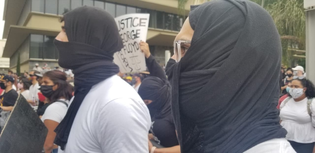 <a href="https://www.univision.com/noticias/estados-unidos/incendios-y-gases-lacrimogenos-cerca-de-la-casa-blanca-policia-y-manifestantes-se-enfrentan-en-dc">Y aunque en 40 ciudades de Estados Unidos debieron decretar el toque de queda por la violencia desatada,</a> en Fresno, los protestantes se expresaron pacíficamente en sus demandas y luego de un par de horas, la multitud fue dispersada.