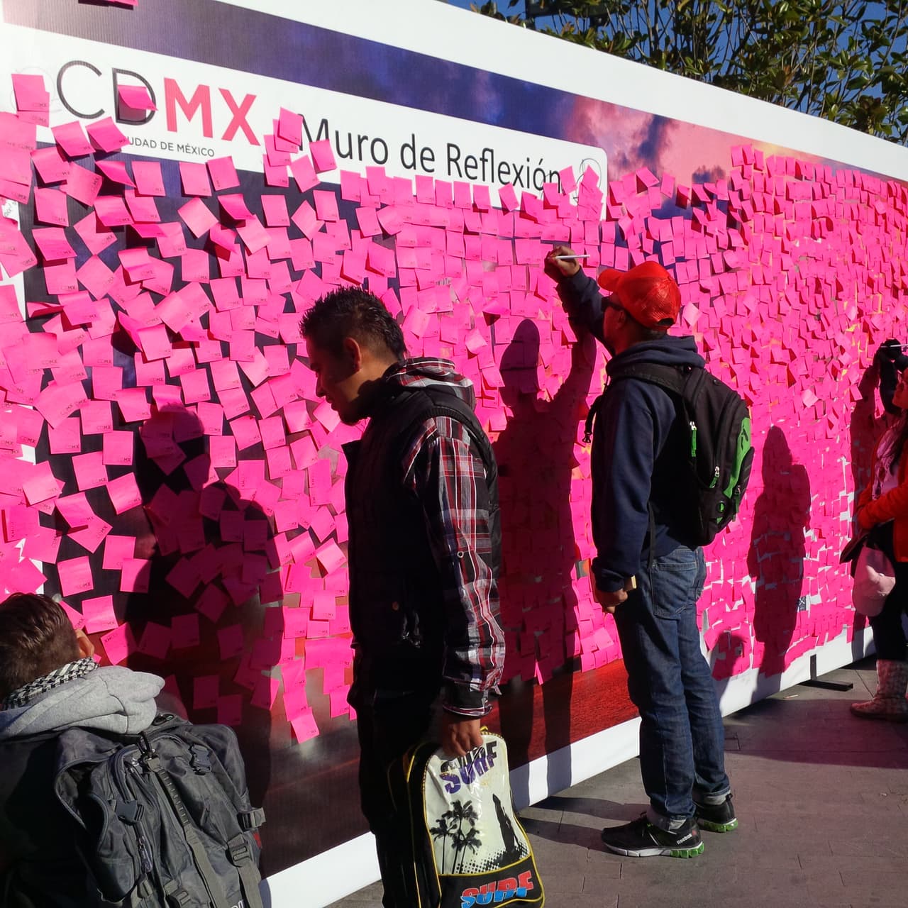 Personas dejan peticiones y mensajes de bienvenida al papa Francisco en la Ciudad de México.