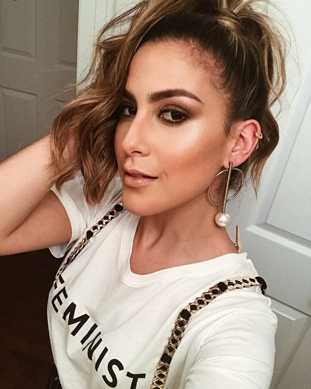 Para una sesión de fotos de una publicación editorial, Jessi Rodríguez eligió una camiseta a la que le agregó bellos accesorios para darle poder en su ‘outfit’ a la palabra ‘feminist’.
<br>