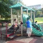<b>Centennial Park All Children’s Playground</b>
<br>
<b>Sitio web</b>: 
<a href="https://www.gwcca.org/centennial-olympic-park">https://www.gwcca.org/centennial-olympic-park</a> 
<br>
<a href="https://maps.app.goo.gl/Dj1yuaB9gak1jQPY7"><b>Cómo llegar</b></a>
<b> </b>
<br>
<br>Este parque infantil fue diseñado para incluir a todos los niños, incluidos los que tiene necesidades especiales y discapacitados. El parque cuenta con columpios aptos para sillas de ruedas, toboganes especiales, un tobogán multisensorial y otras actividades en las que todos los niños pueden participar.