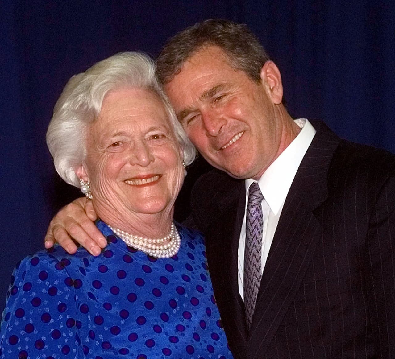 Barbara Bush jugó un papel fundamental en el apoyo de las carreras políticas de sus hijos. Aquí, en un abrazo con el entonces gobernador de Texas George W., quien luego se convertiría en presidente. (AP Photo/David J. Phillip)