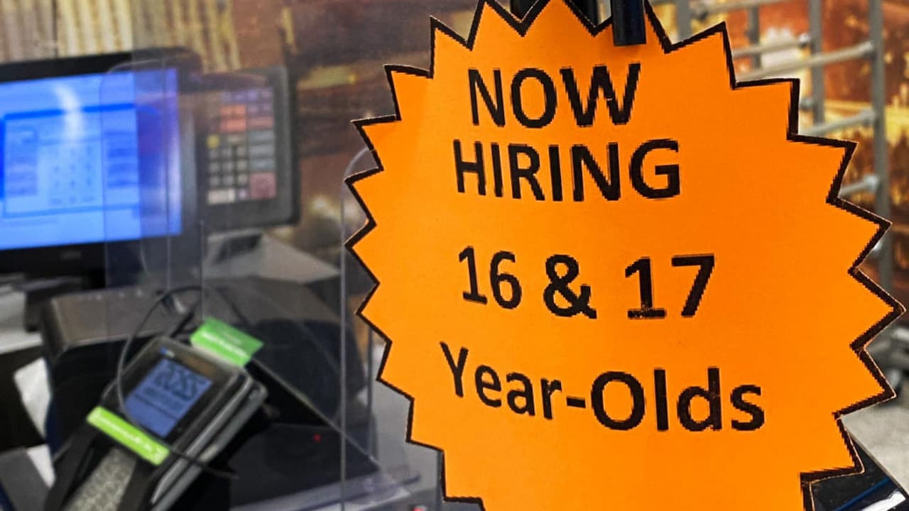 ¿Tu hijo trabajará por primera vez este verano? Estos son los empleos prohibidos para ellos