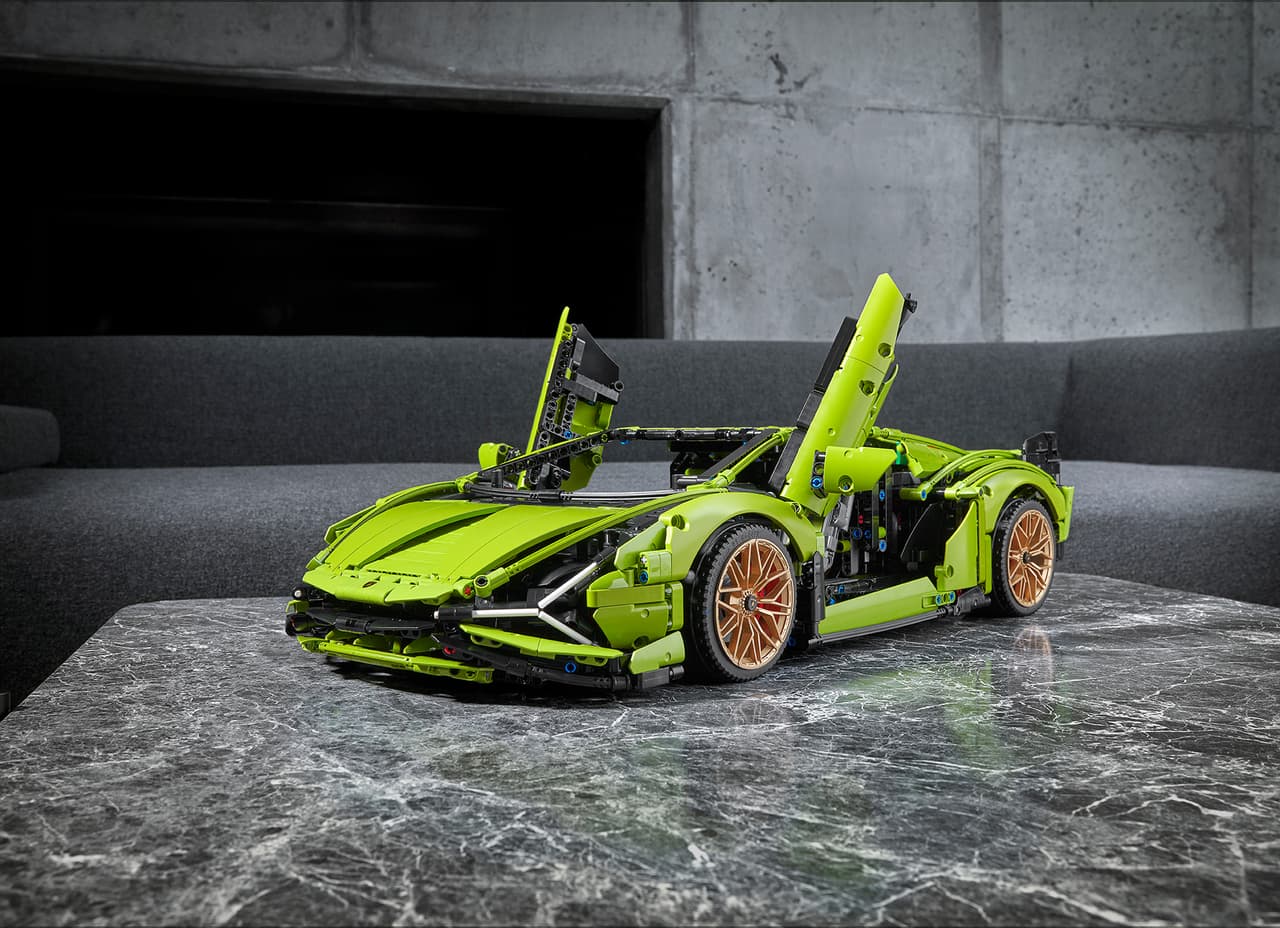 <h3 class="cms-H3-H3"><b>Modelo a escala - LEGO Technic Lamborghini Sián FKP 37</b></h3>
<br>
<br>Un juguete increíble para grandes y chicos. Lamborghini y LEGO recientemente se asociaron para producir el 
<b>LEGO Technic Lamborghini Sián FKP 37</b>, un espectacular modelo a escala del nuevo superdeportivo híbrido de la firma italiana. La réplica está compuesta por 3,696 piezas y mide 5” (13 cm) de alto, 23” (60 cm) de largo y 9” (25 cm) de ancho. Además, incluye un asombroso motor V12 con pistones móviles, dirección y suspensión delantera y trasera. 
<br>
<br>
<b>Precio: </b>$379.99
<br>
<br>
<b>Link:</b> 
<a href="https://www.lego.com/en-us/product/lamborghini-sian-fkp-37-42115?CMP=AFC-AffiliateUS-QKfOgZNb5HA-3228309-115554-1"><u>LEGO Technic Lamborghini Sián FKP 37</u></a>