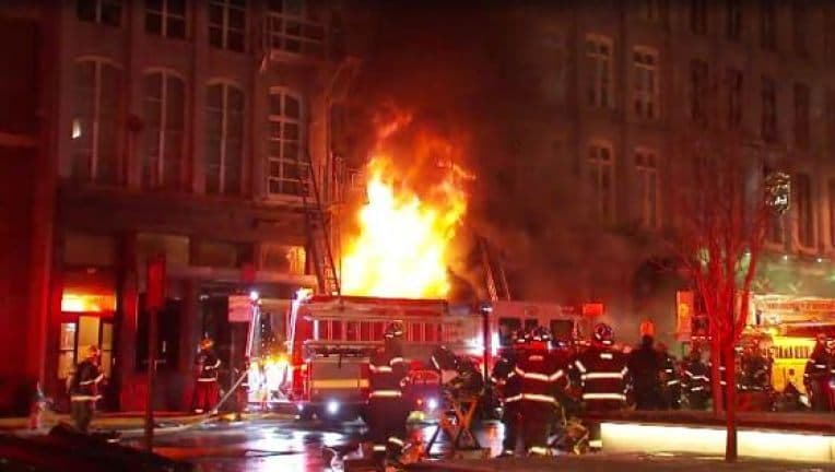 Hermanos admiten haber provocado incendio masivo en Old City que destruyó casas y movilizó a 400 bomberos 