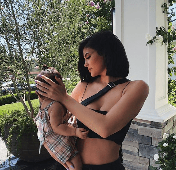 Kylie ha sido siempre precavida con compartir imágenes con Stormi, y en este caso, es la primera vez en meses en la que aparecen juntas y se ve por completo el rostro de la bebé.