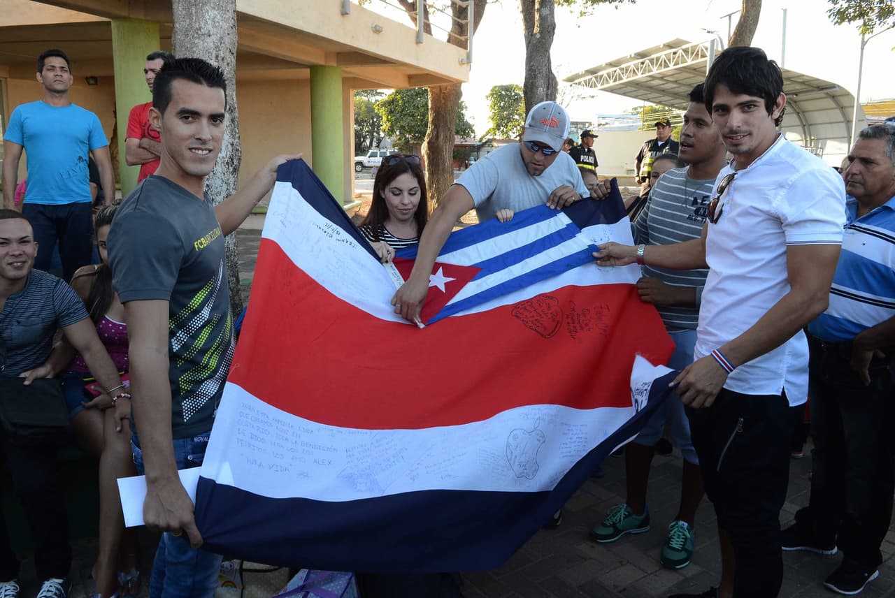 Acuerdan traslado de segundo grupo de cubanos varados en Costa Rica