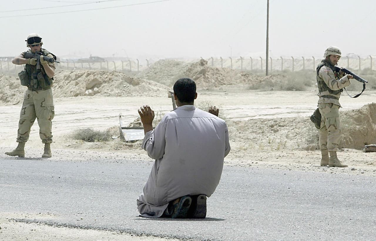 La USA Psychological Operations Company explicó en su momento que era una manera 
<b>de quebrar la resistencia de los prisioneros</b> a través de la privación de sueño y poniendo música que era ofensiva para ellos. Amnistía Internacional, sin embargo, calificó esta práctica como tortura y dijo que podrían estar quebrantando la Convención de Ginebra.
<br>