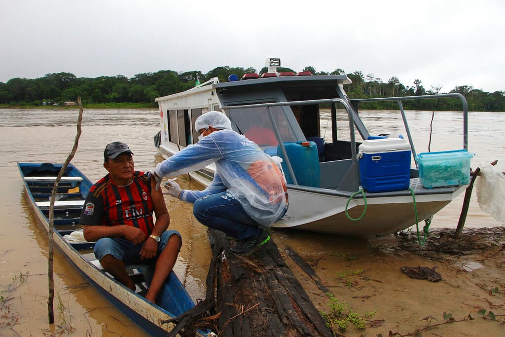 También la recibió Luis Alves Nogueira, de 74 años, sentado en su canoa.
