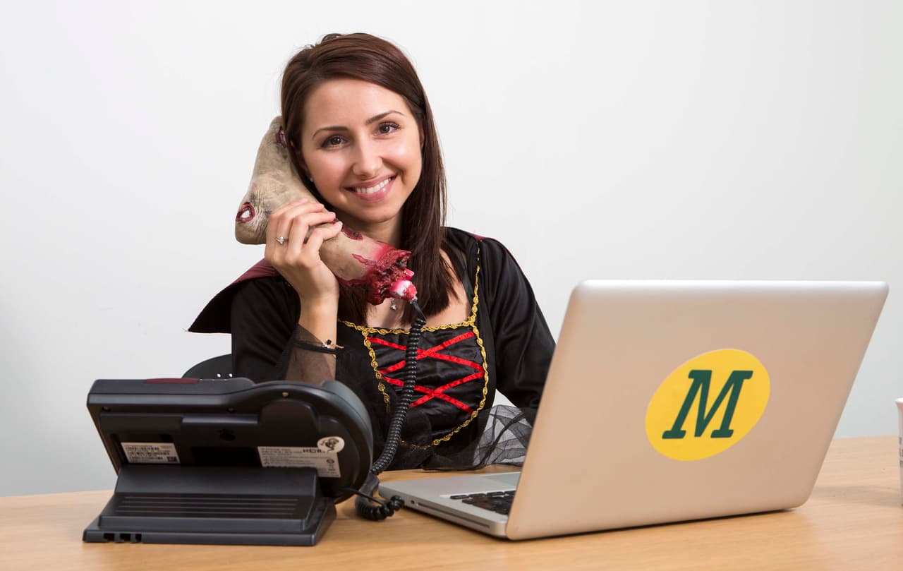 ¡Ella se encarga de probar los disfraces de Halloween!