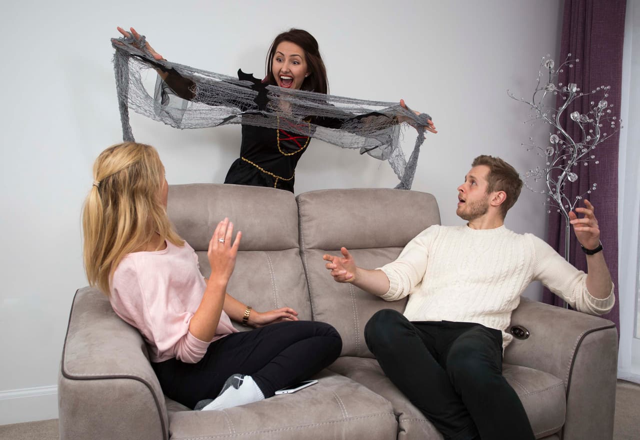 La mujer de 25 años tiene la responsabilidad de crear y probar los más terroríficos y divertidos trajes.