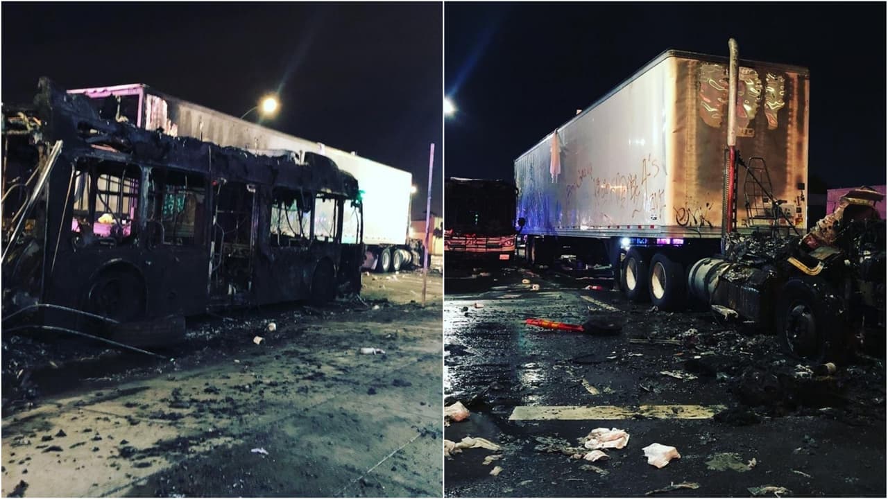 Un autobús de AC Transit y un tráiler comercial quedaron reducidos a cenizas durante los disturbios.